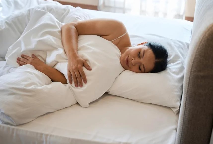 Sleeping propped on pillows, the positioning recommended after Lipo 360